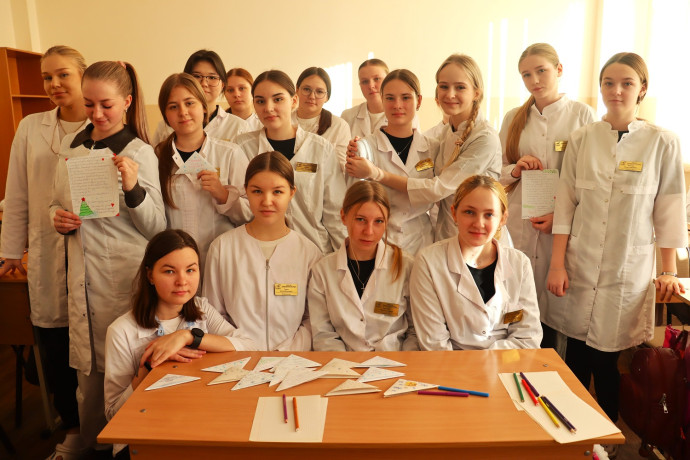 Студенты, преподаватели и сотрудники медицинского колледжа поддерживают участников СВО. 1